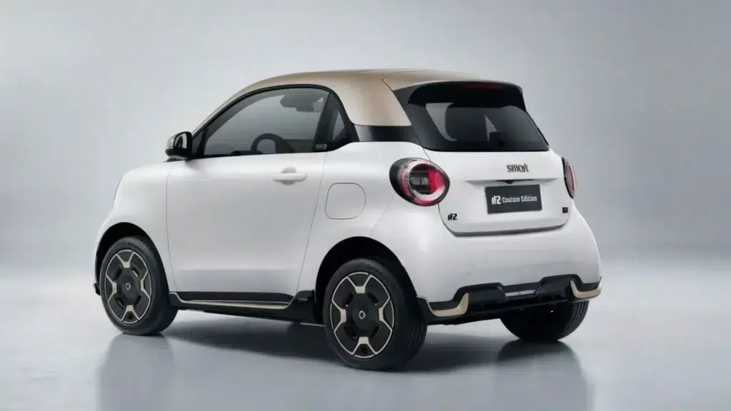 Tył nadwozia elektrycznego Smart #2 Couture Edition widoczny z profilu z zaokrąglonymi lampami