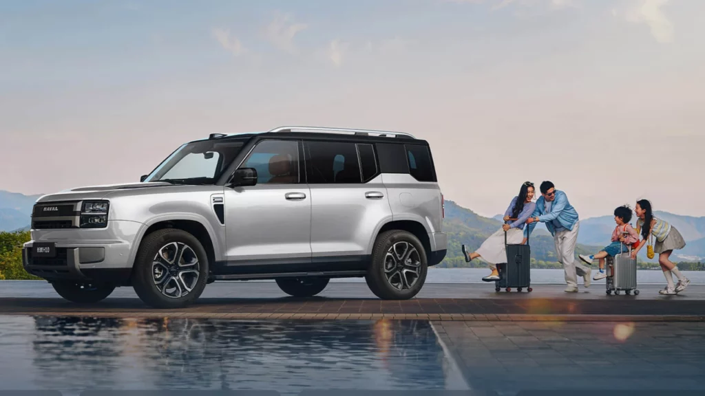 Boczna linia SUV-a Wey Lanshan z 21-calowymi felgami i czujnikiem LiDAR na dachu