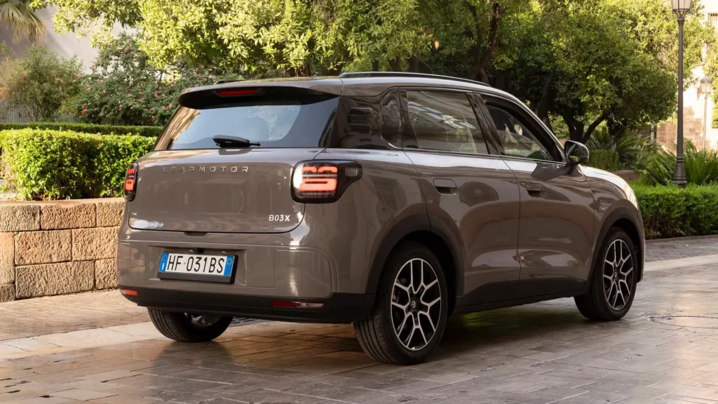 Szary Leapmotor B10 pokazany od tyłu na tle zielonego parku