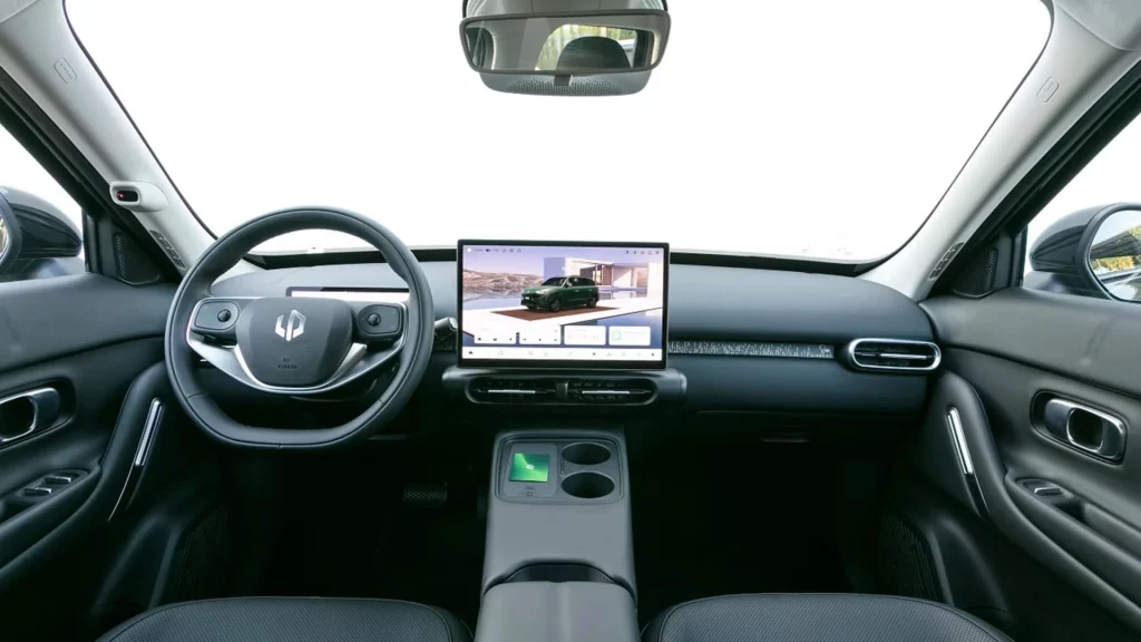 Wnętrze Leapmotor B10 z dużym ekranem centralnym i dwuramienną kierownicą