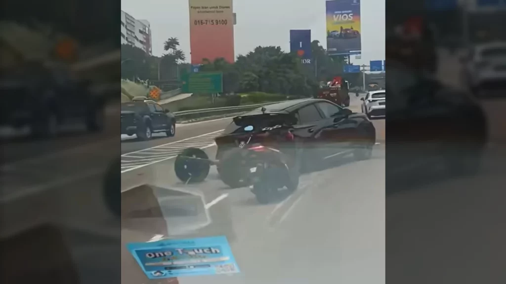 Czarny SUV Chery Omoda 5 jedzie po wielopasmowej drodze bez tylnej osi