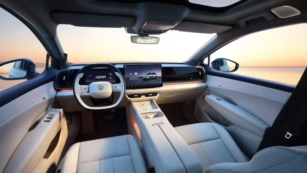 Volkswagen ID. Aura T6 wchodzi na rynek. Kosztuje od 75 400 zł 2 Jasne wnętrze Volkswagena ID. Aura T6 z dużym ekranem centralnym i minimalistyczną deską rozdzielczą